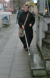 Frau mit Langstock